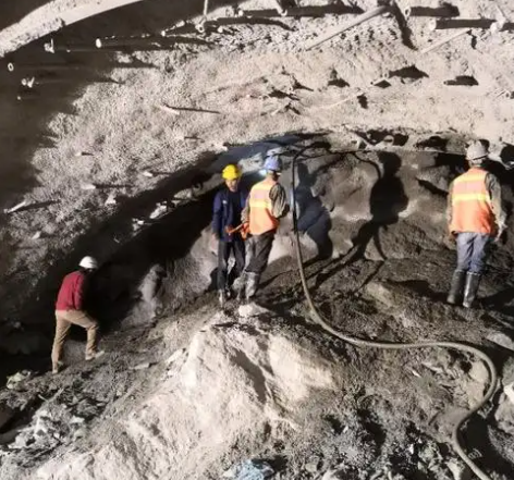 依安拱顶带模注浆料的施工流程及注意事项
